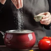 ساده‌ترین ترفند برای رفع بوی غذاها از خانه