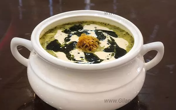 کشک آب غذای محلی گیلان سرو غذا در ظرف سنتی