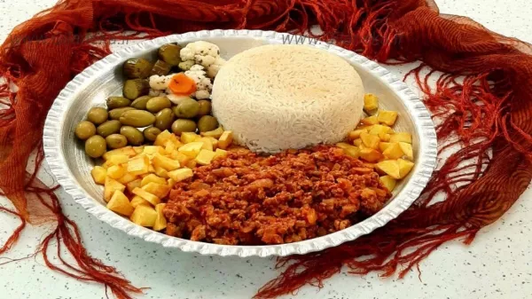 واویشکا غذای گیلانی همراه ظرف سنتی و زیتون