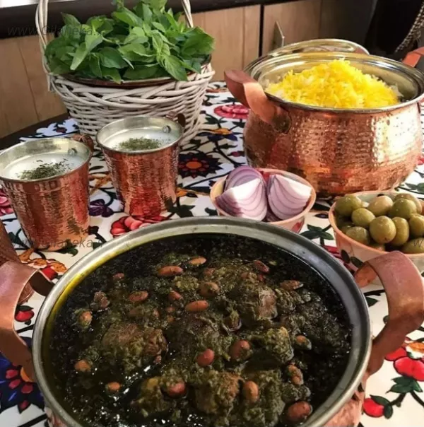 خورشت قرمه سبزی به همراه سبزی محلی همراه با برنج ایرانی زیتون سفره ارایی