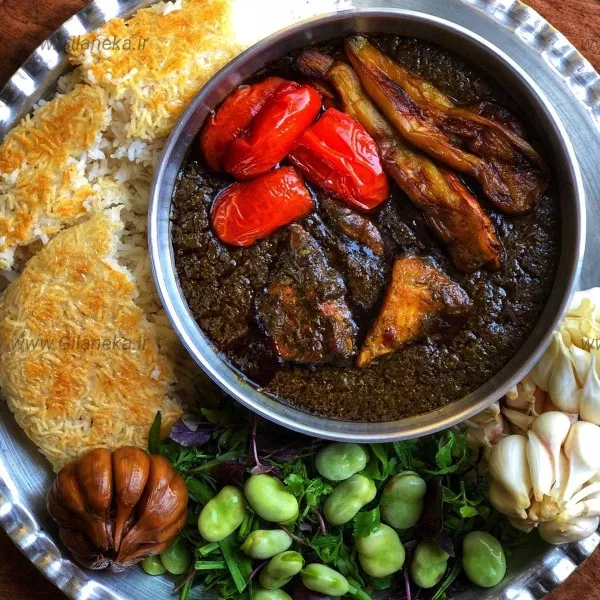 خورشت ترش واش شمالی به همراه برنج و سیر و باقلا غذای محلی شمالی